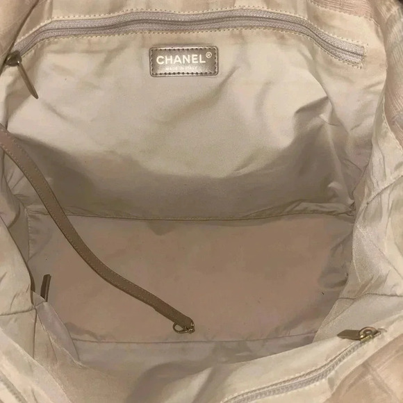 CHANEL
MEDIUM Travel Ligne Tote - Picture 10 of 16